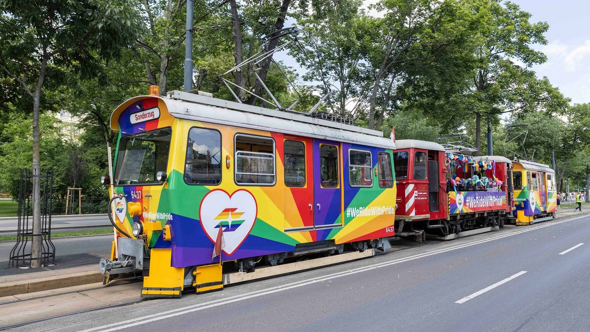 "We ride the Pride" in den Farben des Regenbogens: Sonderzug zum Christopher-Street-Day in Wien. Foto: Alexandra Gritsevskaja