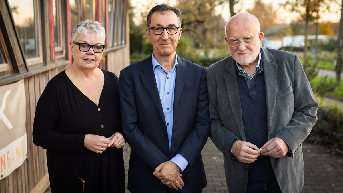 Der grüne Spitzenkandidat Cem Özdemir (Mitte), umgeben vom Autorenpaar Johanna Henkel-Waidhofer und Peter Henkel. Fotos: Julian Rettig