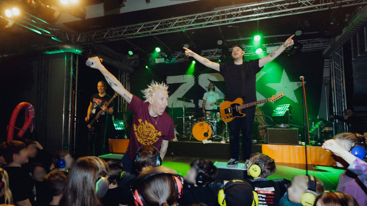 ZSK-Frontmann Joshi gründete die Band 1997 in Göttingen. Der Bandname spielt aufs umstrittene "Zivile Streifenkommando" der dortigen Polizei an.