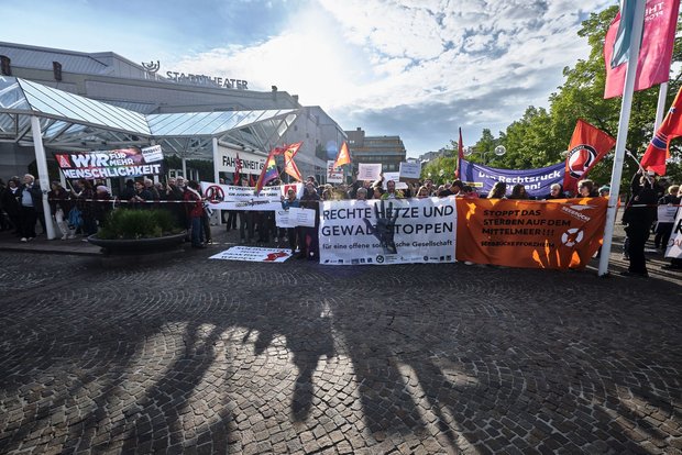 Demonstration gegen eine AfD-Veranstaltung in Pforzheim, Mai 2019. Foto: Joachim E. Röttgers