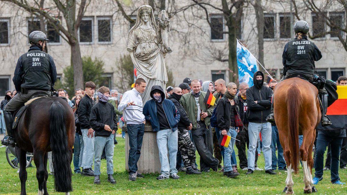 Der Neonazi-Look der Baseballschläger-Jahre ist offensichtlich beliebt bei jungen Rechten.