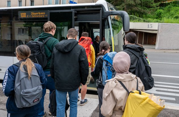 Los geht es mit dem Bus, die Stelen in gelben Stofftaschen verstaut. Los geht es mit dem Bus, die Stelen in gelben Stofftaschen verstaut.
