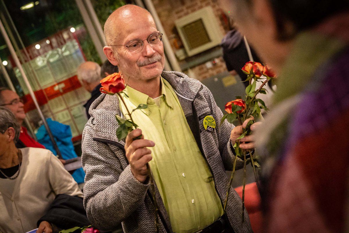 ... und Linken-Stadtrat Tom Adler verteilt Rosen. Schön war's!