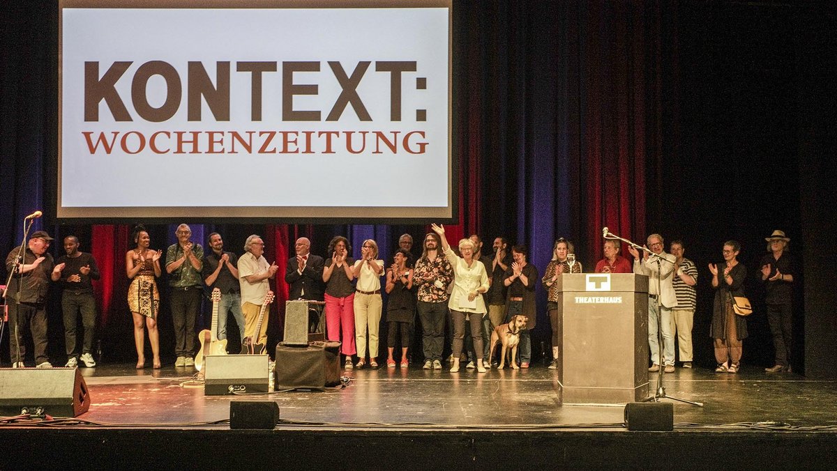 Die versammelte Truppe (von links): Marquis de Schoelch, Steve Bimamisa, Thabilé, Joachim E. Röttgers, Jens Volle, Josef-Otto Freudenreich, Johannes Rauschenberger, Ulrike Winkelmann, Susanne Stiefel, Anni Endress, Jürgen Klose, Minh Schredle, Gesa von Die versammelte Truppe (von links): Marquis de Schoelch, Steve Bimamisa, Thabilé, Joachim E. Röttgers, Jens Volle, Josef-Otto Freudenreich, Johannes Rauschenberger, Ulrike Winkelmann, Susanne Stiefel, Anni Endress, Jürgen Klose, Minh Schredle, Gesa von Leesen, Oliver Stenzel, Steffen Braun, Anna Hunger, Elena Wolf, Peter Grohmann, Wolfram Frommlet, Sibylle Wais, Sabine Weissinger und Joe Bauer. Mehr Bilder vom Fest gibt es per Klick auf den Pfeil. Foto: Klaus Schaeffer