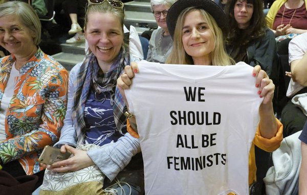 Shirts mit Adichies wohl bekanntestem Zitat schaffen es, einen OB zu vertreiben.