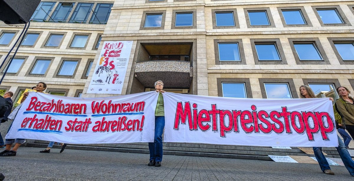 Demo gegen die Bau- und Mietenpolitik in der Stadt, hier 2018 vor dem Stuttgarter Rathaus. Fotos: Joachim E. Röttgers