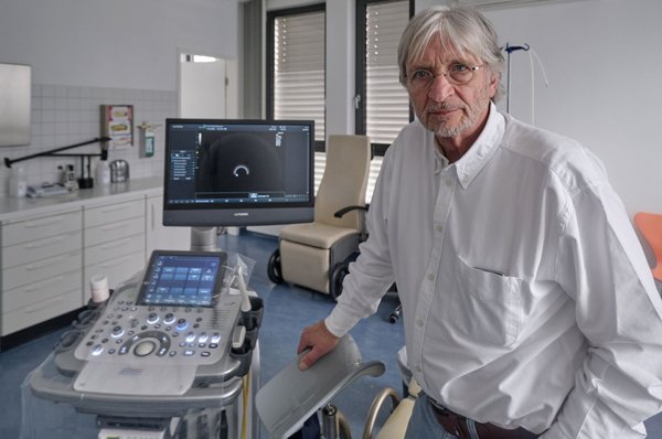 Friedrich Stapf vor dem Behandlungsstuhl. Fotos: Joachim E. Röttgers