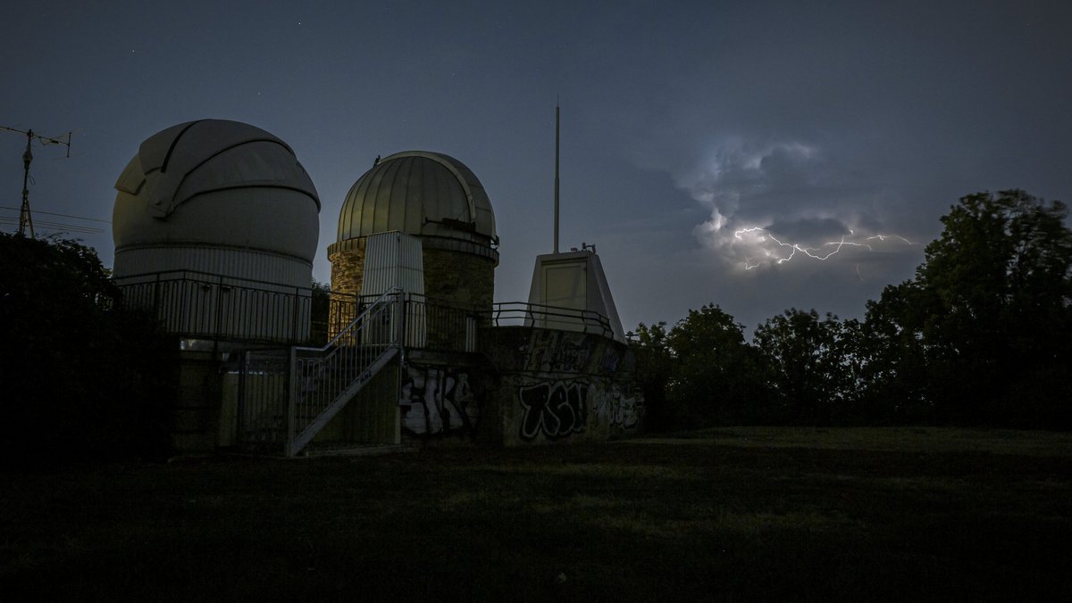 Gewitter und Wetterleuchten über der Sternwarte. 