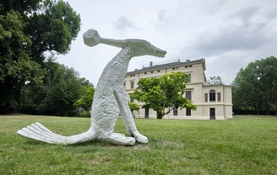 Lin May Saeeds Tierskulptur im Merkelpark, später bekritzelt. Lin May Saeeds Tierskulptur im Merkelpark, später bekritzelt.