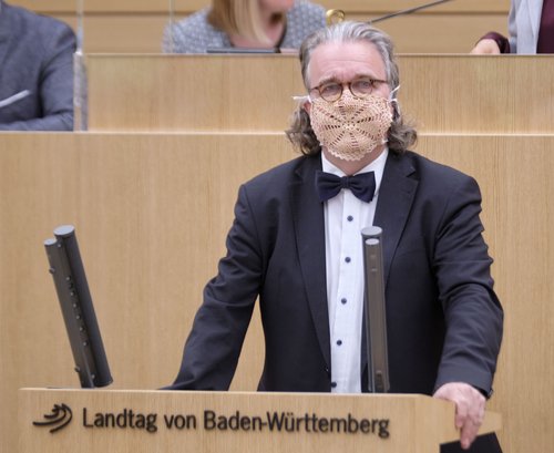 Heinrich Fiechtner, Arzt, mit kleidsamem Häkelwerk. 