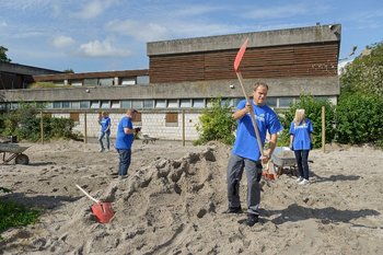 Schippen bis der Wähler kommt: OB Würzner am Freiwilligentag zugange im Zoo. Foto: Rothe