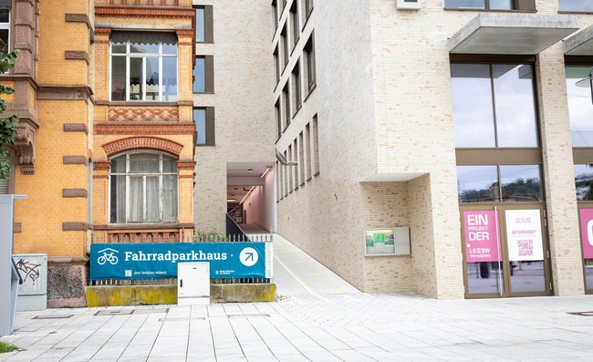 Auch mit QR-Code möglich: einen Stellplatz im Esslinger Parkhaus sichern – aber wo ist der Eingang? 