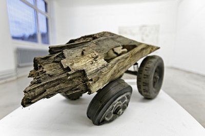 Holzskulptur "Monstertruck" von Thomas Putze. Foto: Joachim E. Röttgers