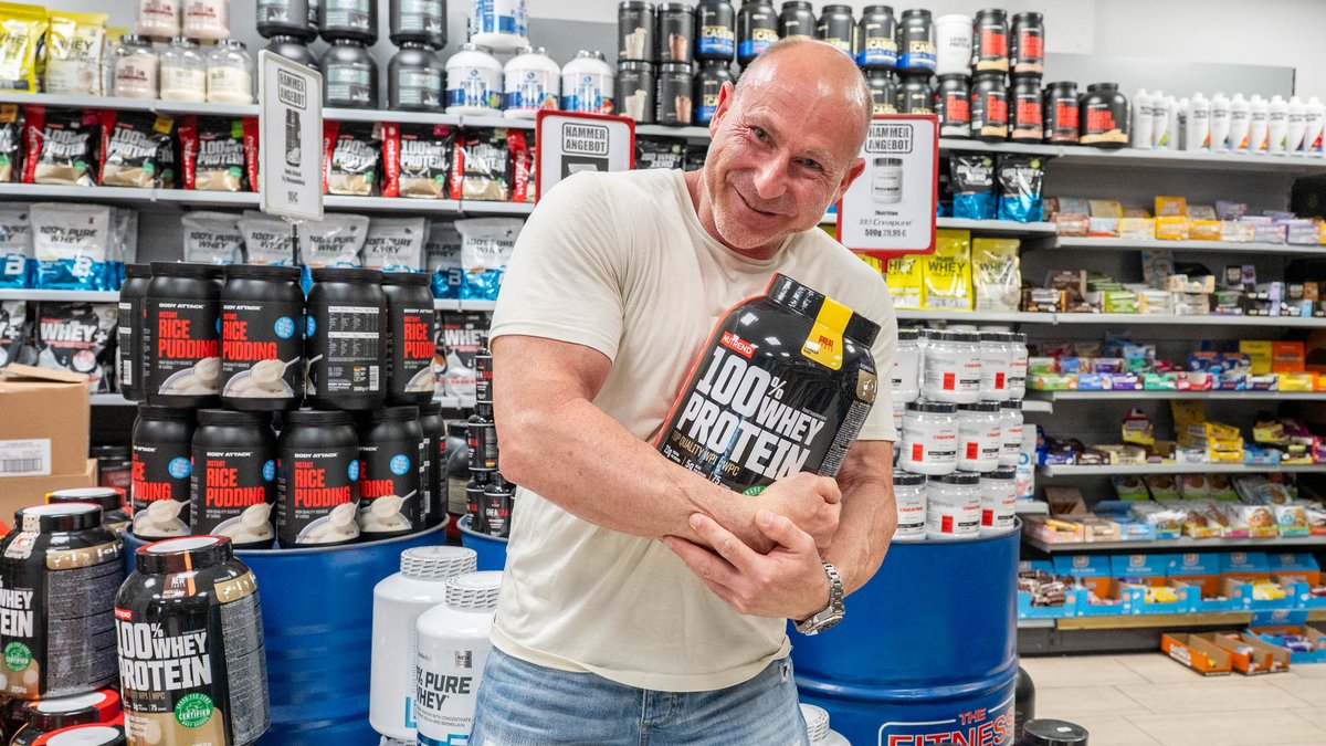 Bodybuilding mit Protein-Großgebinde: Matthias Epple, Inhaber des Stuttgarter Fitness-Stores. Fotos: Jens Volle