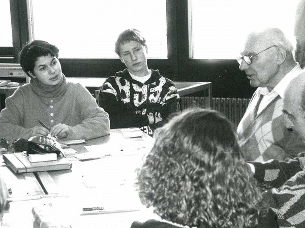 Alfred Hausser im September 1995 im Gespräch mit der Geschichts-AG der Realschule Ditzingen. Foto: Privatarchiv Alfred Hausser
