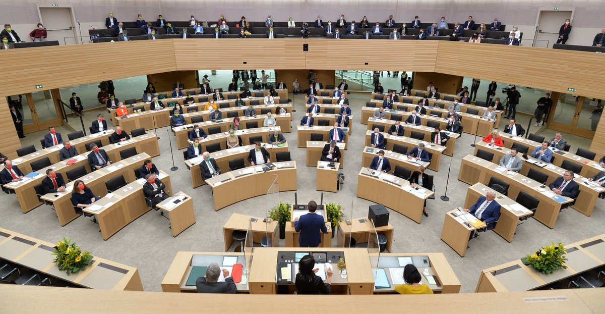 Rechts außen die AfD-Fraktion mit jetzt nur noch zehn Sitzen. Foto: Landtag/Andreas Kaier