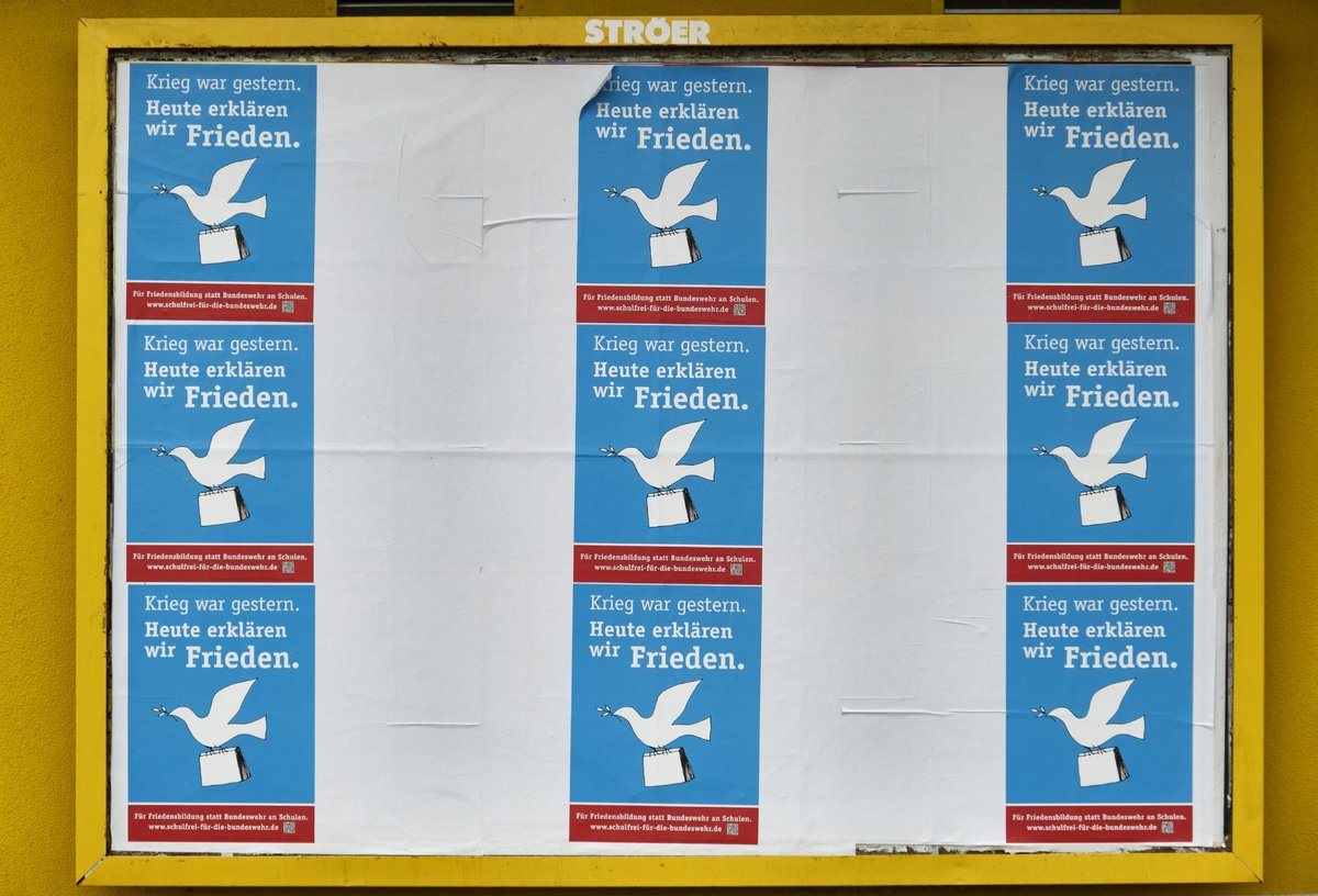 Diese Plakate waren der Deutschen Bahn zu heikel, also hängen sie nun im öffentlichen Raum. Hier in Stuttgart-Vaihingen. Fotos: Joachim E. Röttgers Diese Plakate waren der Deutschen Bahn zu heikel, also hängen sie nun im öffentlichen Raum. Hier in Stuttgart-Vaihingen. Fotos: Joachim E. Röttgers