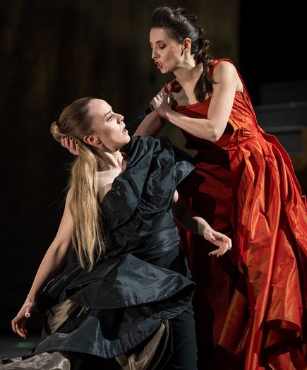 Polyxena (Eva Dorlaß, l.), Schwester von Kassandra (r.), soll machtsichernd zwangsverheiratet werden.