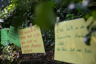 Forderungszettel wie tibetische Gebetsfahnen. Foto: Staatsministerium Baden-Württemberg