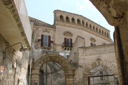 Die Adelspaläste auf der ehemaligen Festungsmauer künden vom Reichtum vergangener Jahrhunderte. Fotos: Dietrich Heißenbüttel