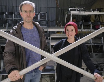 Lonni Görlach vom "Stadtacker" (rechts) und Robin Bischoff, Kunstverein Wagenhalle.