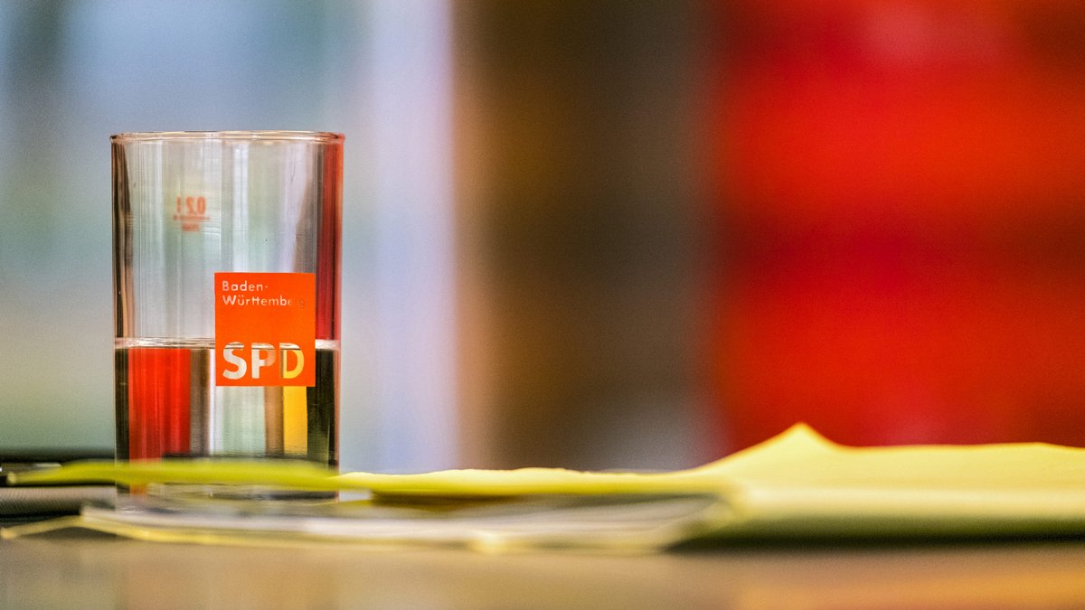 Nicht mal mehr halb leer, das Glas der SPD Baden-Württemberg. Bei der vergangenen Landtagswahl bekam sie gerade mal 5,5 Prozent der abgegebenen Stimmen. Zu einer kleinen Chronik des Niedergangs auf den Pfeil klicken. Foto: Joachim E. Röttgers, Porträtfotos: Jens Volle