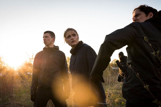 Wegen ihrer Herkunft hat Lisa (Mala Emde, links der von Tonio Schneider gespielte Lenor) keinen leichten Stand. Wegen ihrer Herkunft hat Lisa (Mala Emde, links der von Tonio Schneider gespielte Lenor) keinen leichten Stand.