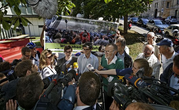 Medienauflauf vor dem Gerichtsgebäude. Foto: Joachim E. Röttgers