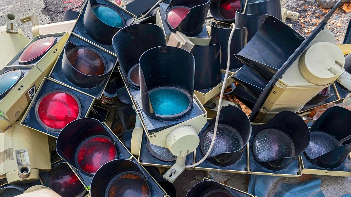 Am Boden zerstört: Ampel-Überreste. Fotos: Joachim E. Röttgers Am Boden zerstört: Ampel-Überreste. Fotos: Joachim E. Röttgers