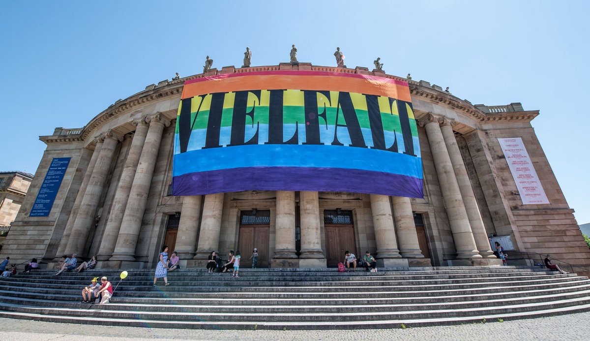 Banner an der Stuttgarter Oper anlässlich der Kundgebung letzten Samstag. Fotos: Jens Volle