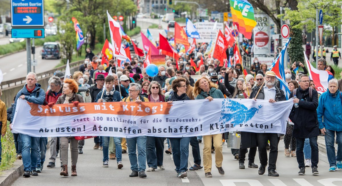Der Demo-Zug zieht durch die Stuttgarter Innenstadt.