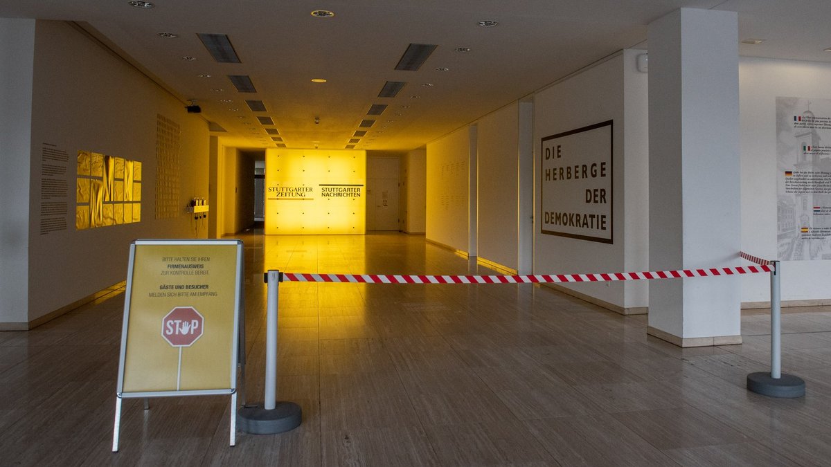 So sieht es wirklich aus im Foyer des Pressehauses: "Die Herberge der Demokratie" ist mit Flatterband eingehegt. Foto: Jens Volle