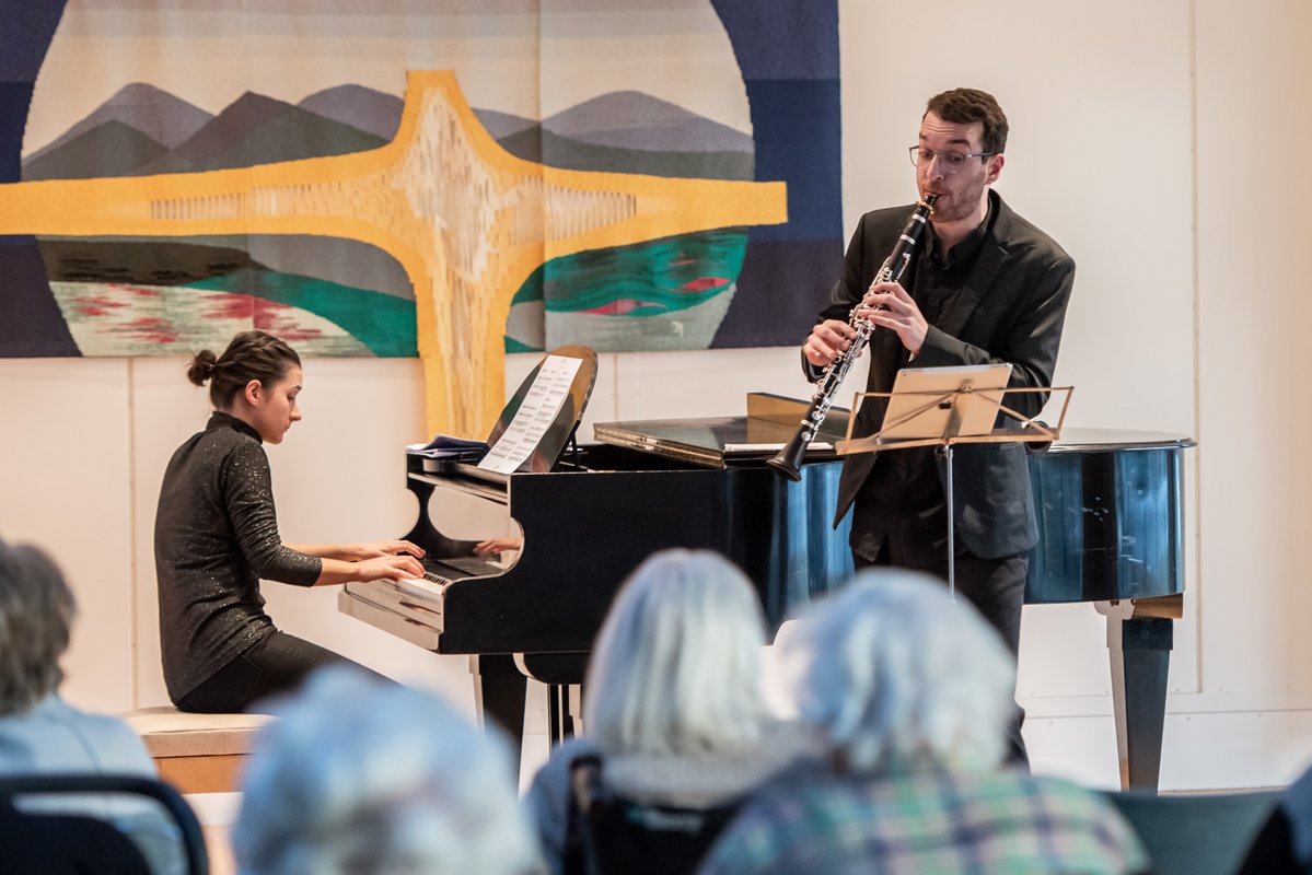 Der Klarinettist Adam Ambarzumjan und die Pianistin Melis Ertürk vor besonderem Publikum. 