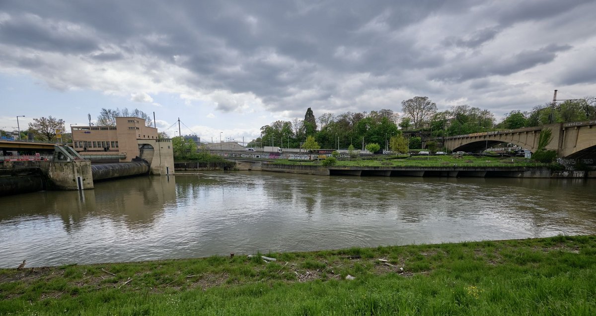 Stuttgarts Glanzstück: Das Neckarufer. Hier das Cannstatter Neckar-Knie, links die Schleuse, hinten die B14 mit der alten Eisenbahnbrücke.