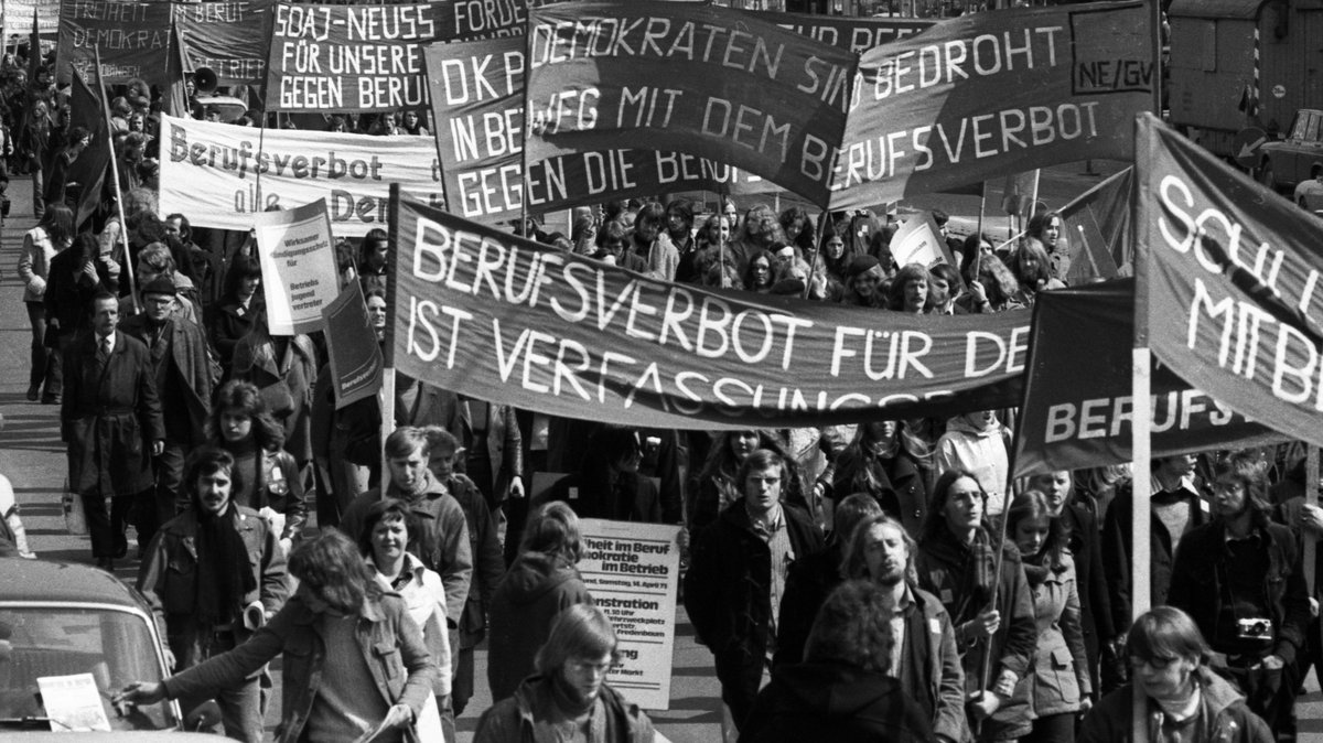 Gegen Radikalenerlass und Berufsverbot gingen 1973 in Dortmund 20.000 Menschen auf die Straße. Foto: Klaus Rose, picture alliance/imageBROKER