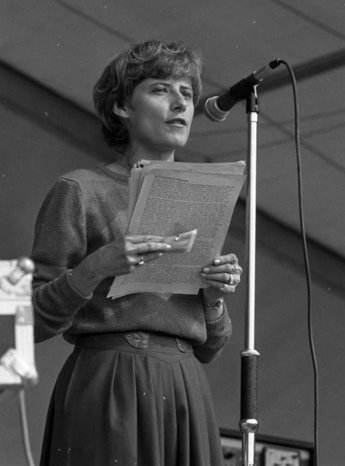 Petra Kelly 1982. Foto: Bundesarchiv Bild 183-1982-0912-015, Rainer Mittelstädt, <a href="https://creativecommons.org/licenses/by-sa/3.0/de/deed.en" title="Creative Commons Attribution-Share Alike 3.0 de">CC BY-SA 3.0</a>, <a href="https://commons.wikime Petra Kelly 1982. Foto: Bundesarchiv Bild 183-1982-0912-015, Rainer Mittelstädt, <a href="https://creativecommons.org/licenses/by-sa/3.0/de/deed.en" title="Creative Commons Attribution-Share Alike 3.0 de">CC BY-SA 3.0</a>, <a href="https://commons.wikimedia.org/w/index.php?curid=5341979">Link</a>