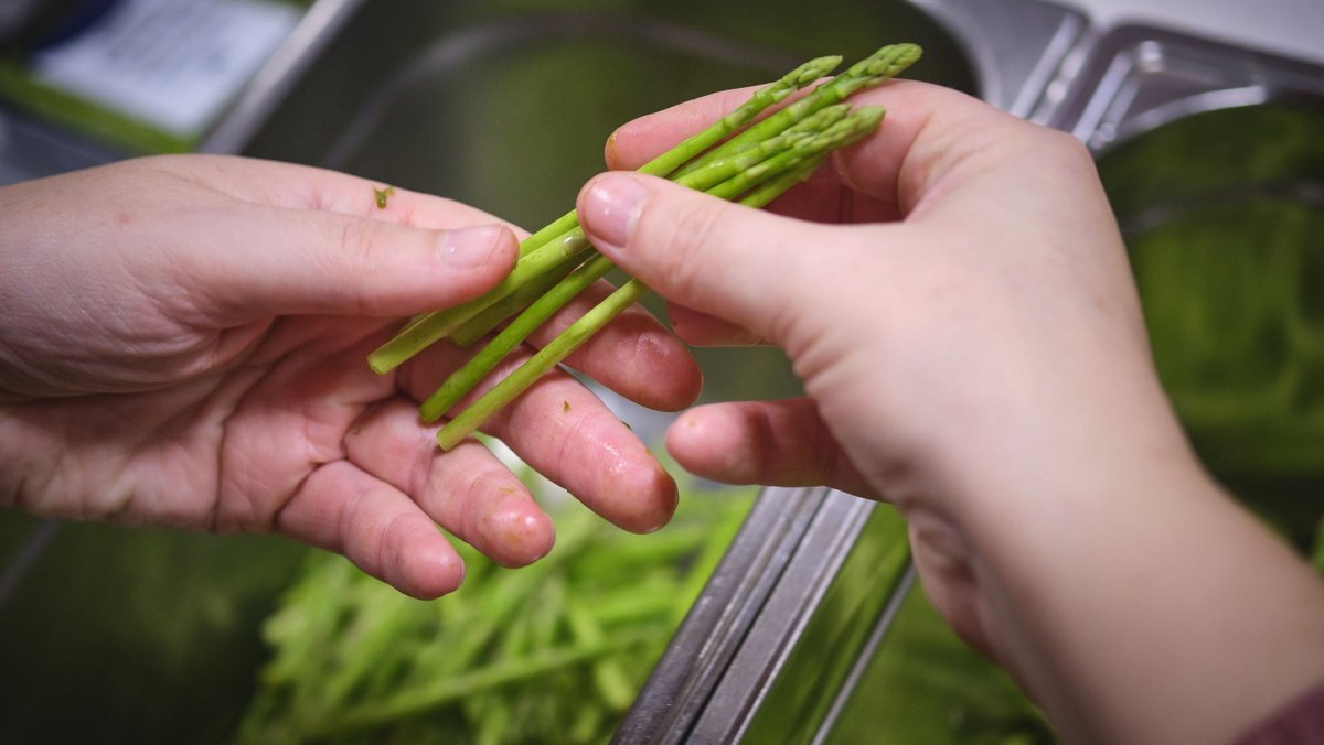 Die dünnen grünen Spargelstängelchen, aus fernen Landen eingeflogen, landen ebenfalls im Topf statt im Mülleimer.