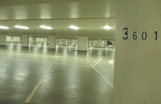 Wenige Meter weiter gibt's viel Platz – in der meist leeren Bahnhofsgarage. Foto: VCD