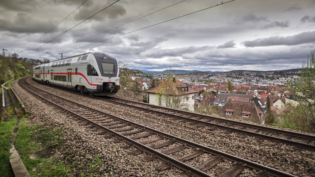 Noch fährt die Gäubahn bis zum Stuttgarter Hauptbahnhof – zurecht wird sie auf ihrem letzten Streckenabschnitt Panoramabahn genannt. Foto: Joachim E. Röttgers