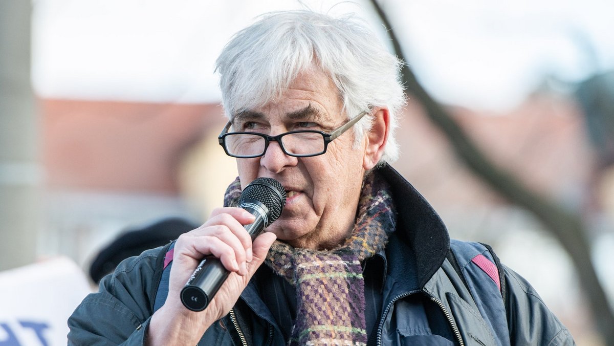 Henning Zierock am 26. Februar 2022 bei der Friedenskundgebung in Stuttgart, zwei Tage nach Putins Angriff auf die Ukraine. Foto: Jens Volle Henning Zierock am 26. Februar 2022 bei der Friedenskundgebung in Stuttgart, zwei Tage nach Putins Angriff auf die Ukraine. Foto: Jens Volle