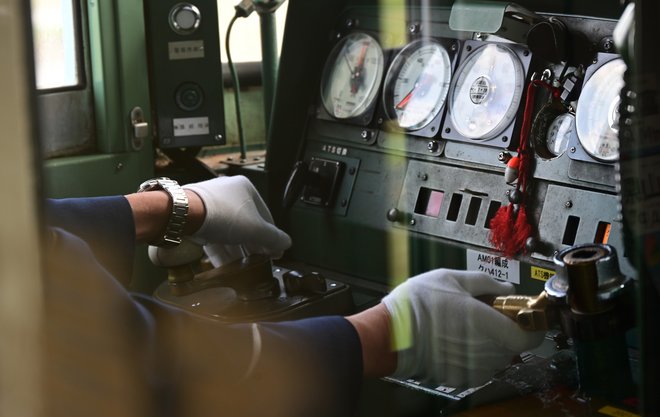 Der Führerstand eines Nahverkehrszuges – zwischen den Instrumenten die Aussparung für die Lokführer-Taschenuhr.