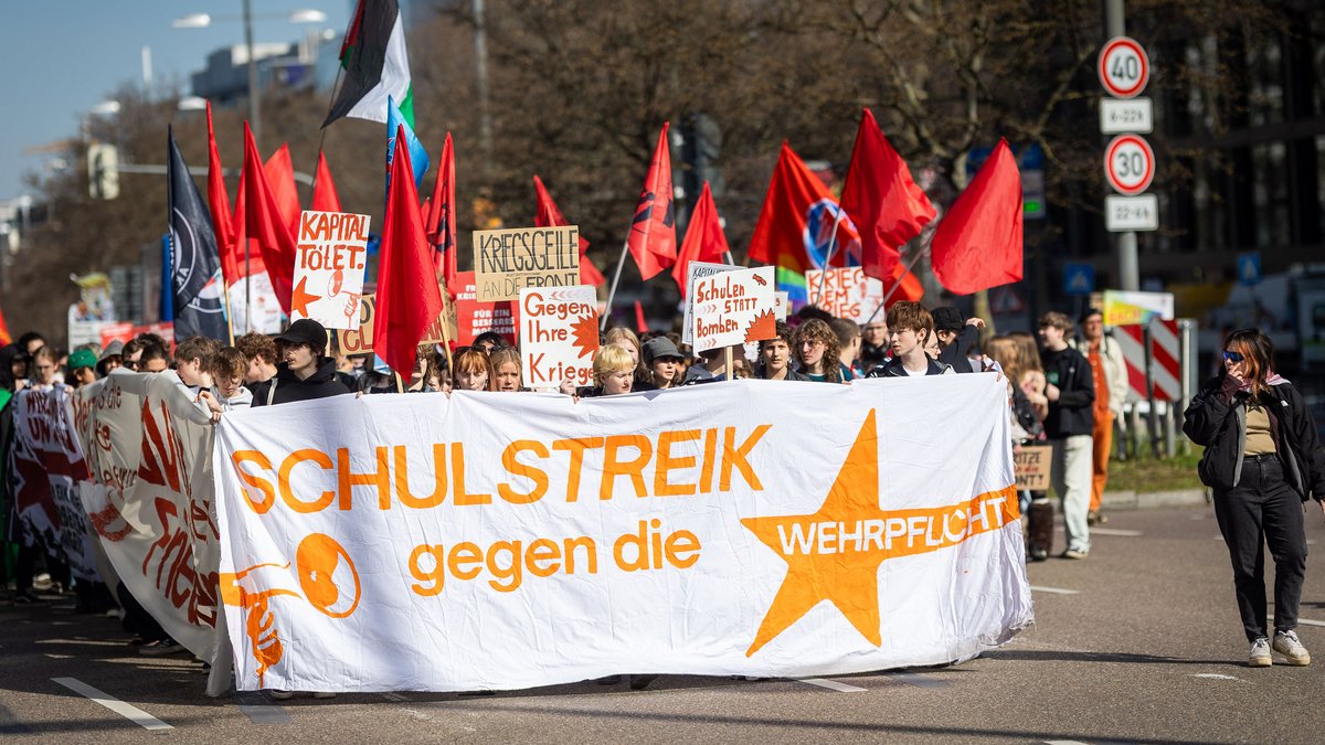 Bereits am 5. März gingen Schüler:innen bundesweit gegen die Wehrpflicht auf die Straße, hier in Stuttgart. Fotos: Julian Rettig