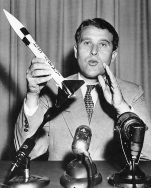 Wernher von Braun mit einem Modell der Jupiter-Rakete. Foto: Bundesarchiv, Bild 183-64549-0022, <a href="https://creativecommons.org/licenses/by-sa/3.0/de/deed.en" title="Creative Commons Attribution-Share Alike 3.0 de">CC BY-SA 3.0 de</a>, <a href="https://commons.wikimedia.org/w/index.php?curid=5430164">Link</a>