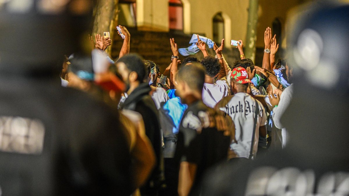 Nach den Ausschreitungen bei einer Eritrea-Veranstaltung in Stuttgart schließt sich der Polizeikessel. Foto: Jason Tschepljakow/dpa Nach den Ausschreitungen bei einer Eritrea-Veranstaltung in Stuttgart schließt sich der Polizeikessel. Foto: Jason Tschepljakow/dpa