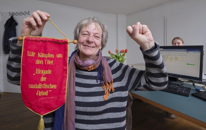 Genossin von Leesen peitscht das Proletariat auf. Volontärin Franziska Mayr lugt auch ins Bild.