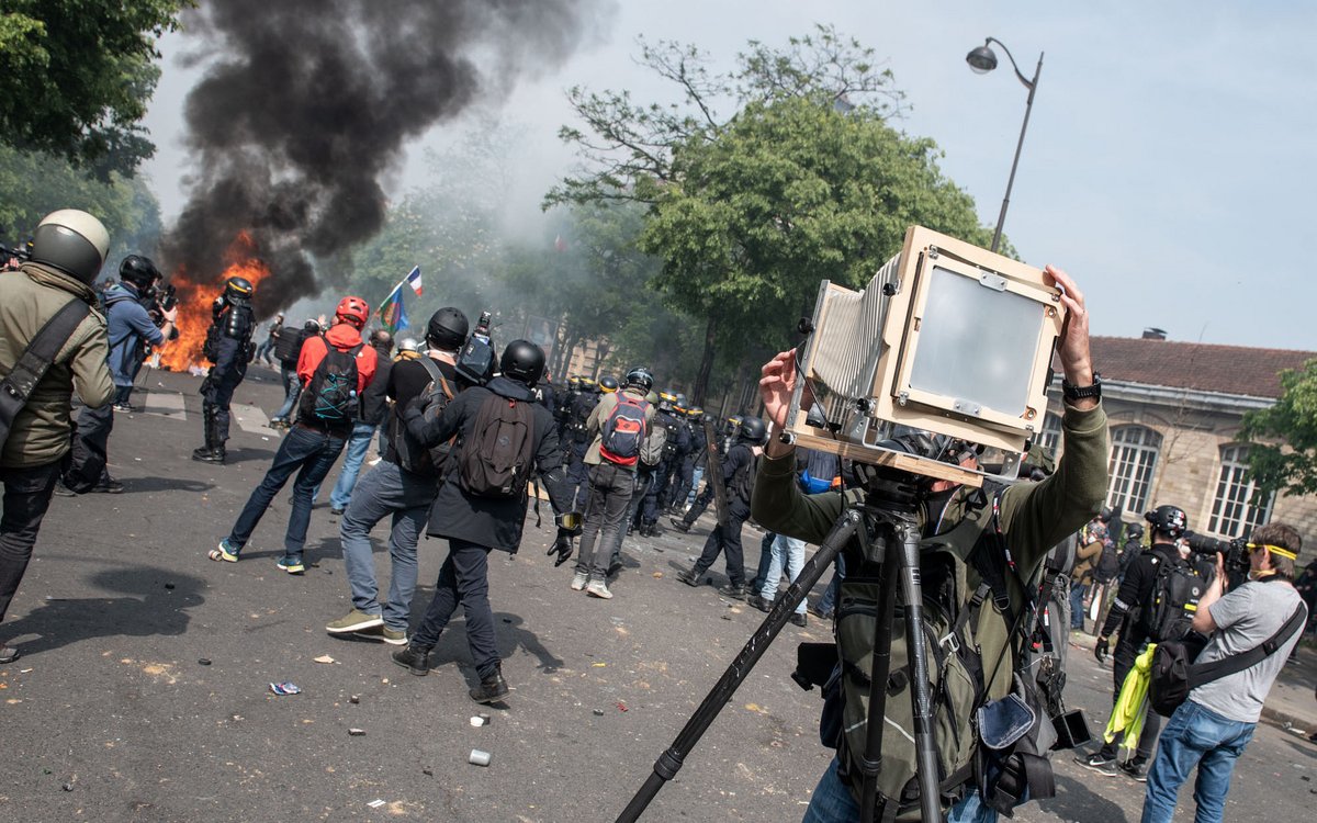 Alles im Blick II. (Künstlerische Fotografie am 1. Mai in Paris.) 