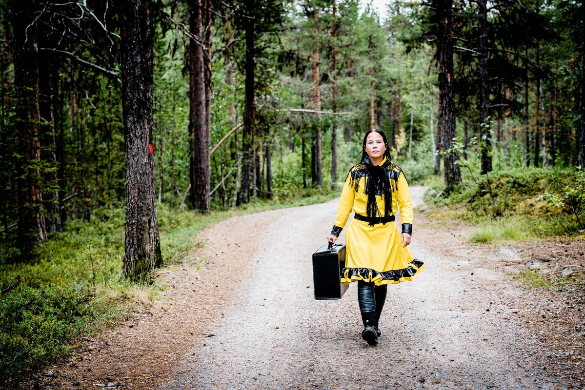 "Macht der Kolonialismus Ihnen Probleme?", fragen die Sami-Künstler Niillas Holmberg, Jenni Laiti und Outi Pieski und präsentieren die Lösung: "Ein Moratorium!" Foto: Carl-Johan Utsi