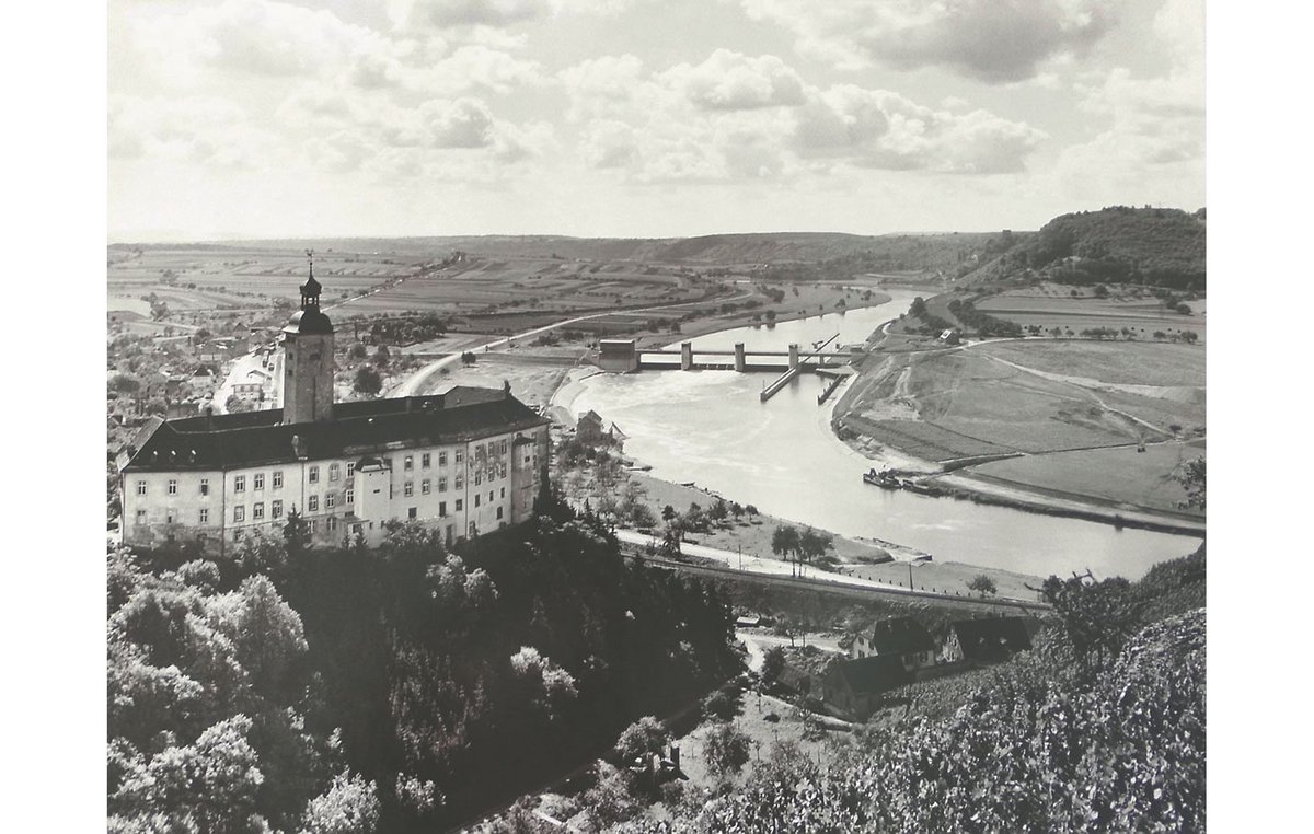 Schloss Horneck bei Gundelsheim mit der Neckarstaustufe des Architekten Paul Bonatz, 1936. Schloss Horneck bei Gundelsheim mit der Neckarstaustufe des Architekten Paul Bonatz, 1936.