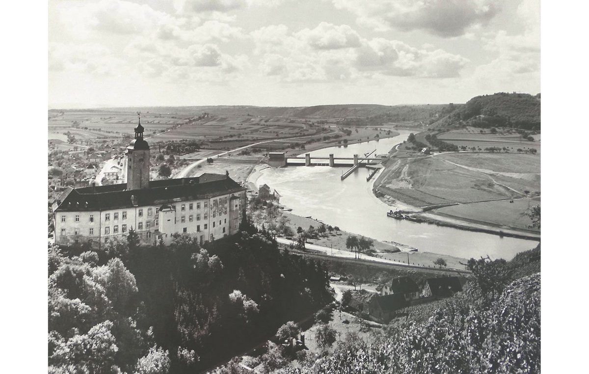 Schloss Horneck bei Gundelsheim mit der Neckarstaustufe des Architekten Paul Bonatz, 1936.