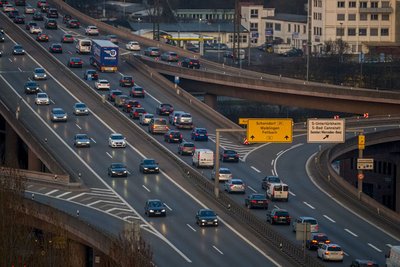 Immer mehr Autos – vor allem SUVs – auch auf Stuttgarts Straßen – wie hier auf der B 14 auf Höhe des Mercedes-Benz-Werks in Stuttgart-Untertürkheim.